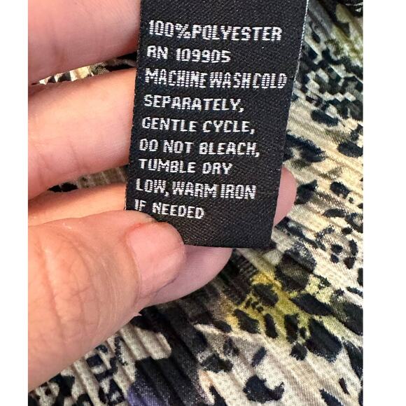 Essentials by Milano animal print pleated button blouse size Small - Picture 4 of 10